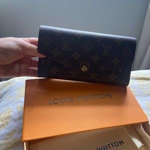 Louis Vuitton authentic Sarah wallet